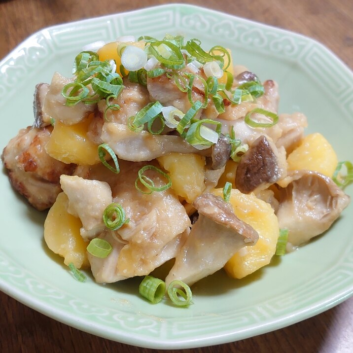 じゃがいもと鶏もも肉ときのこの味噌バター炒め